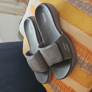 Skechers Gogamax Slip on Slippers - US Mens size 10